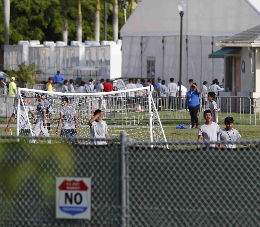 Actualmente hay unos 14,000 niños migrantes detenidos en más de 100 instalaciones en todo Estados Unidos. (AP) (semisquare-x3)