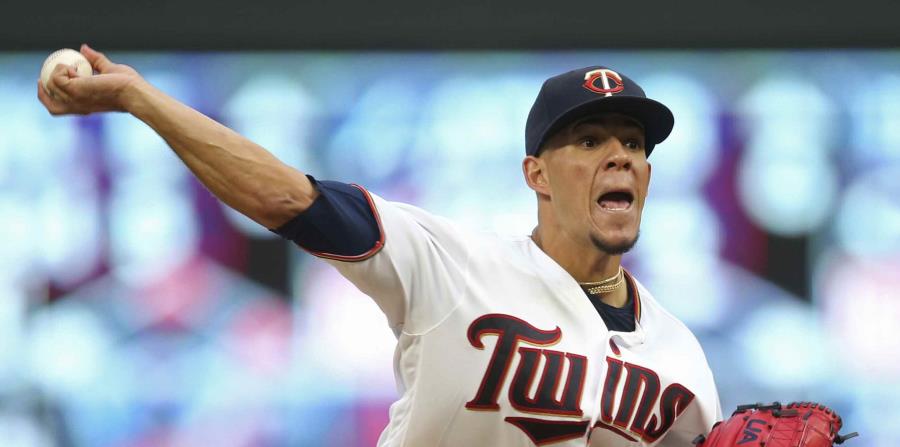 El pitcher de los Mellizos de Minnesota José Berríos lanza durante el cuarto inning del juego de la MLB que enfrentó a su equipo con los Medias Rojas de Boston, el 19 de junio de 2018, en Minneapolis. (AP) (horizontal-x3)