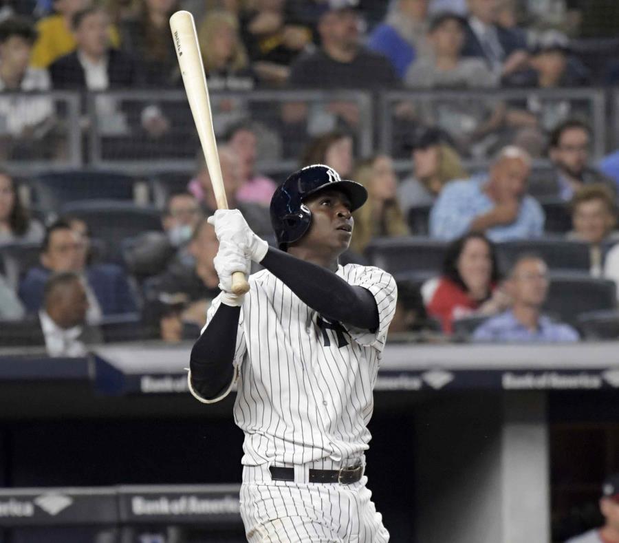 Didi Gregorius observa uno de sus cuadrangulares en el partido. (AP) (semisquare-x3)