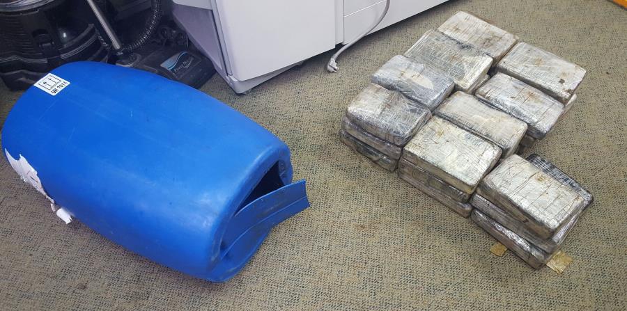 Imagen de uno de los tanques de gasolina que se recuperó con la droga. (Suministrada) (horizontal-x3)