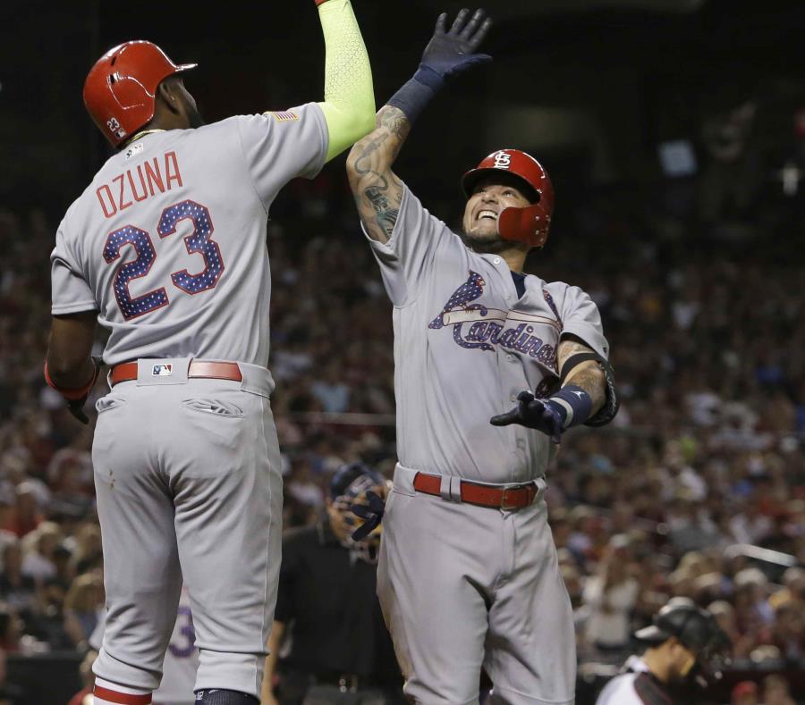 Yadier Molina celebra su cuadrangular de tres carreras con Marcell Ozuna. (AP) (semisquare-x3)