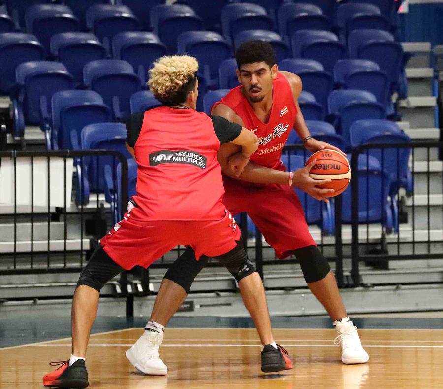 Tyler Davis (con el balón), de ascendencia puertorriqueña, debutó con el equipo nacional en el AmeriCup del pasado año. (semisquare-x3)
