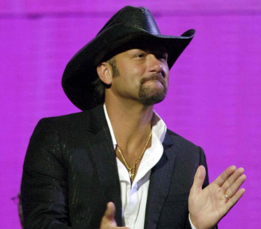 El cantante de música country Tim McGraw (semisquare-x3)