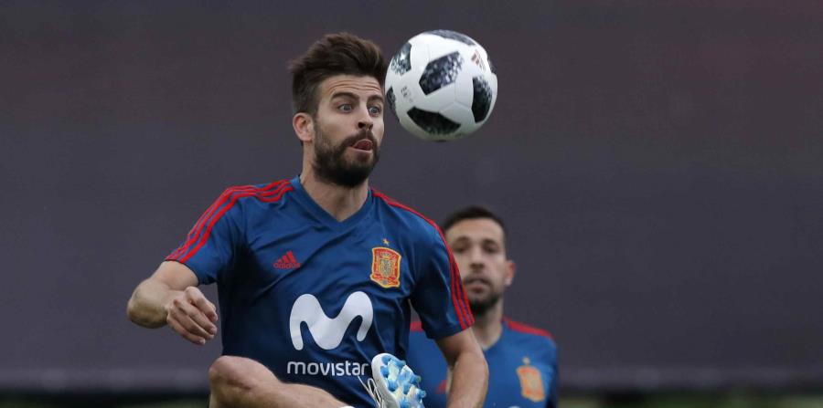 Gerard Piqué controla el balón durante una práctica de España. (AP) (horizontal-x3)