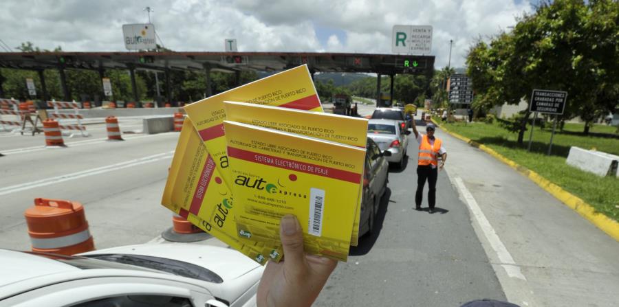 Una mujer vende sellos del AutoExpreso en la autopista José de Diego. (GFR Media) (horizontal-x3)