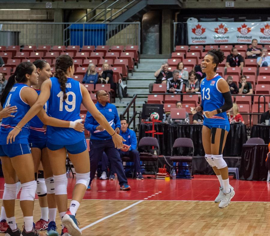 La opuesto Shirley Ferrer (der.) celebra un punto durante la Copa Challenger celebrada en Edmonton, Canadá. (Cortesía Confederación Norceca) (semisquare-x3)