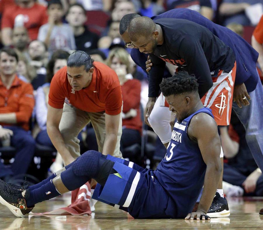 Jimmy Butler reacciona luego de lastimarse la rodilla durante el partido contra los Rockets. (AP) (semisquare-x3)