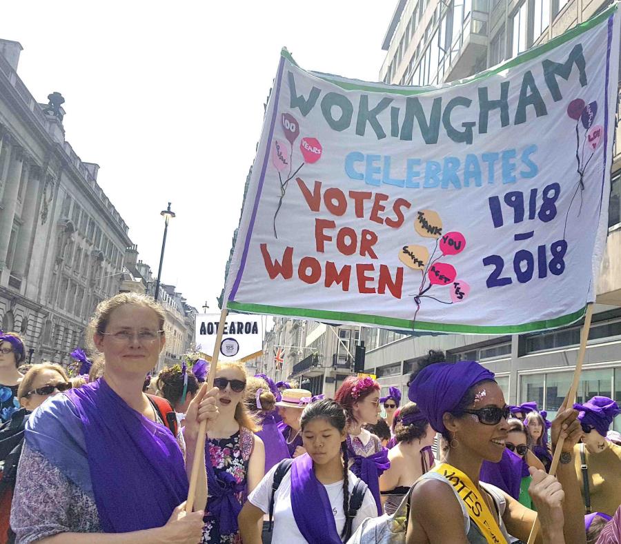 Unas mujeres de Wokingham salieron a marchar a las calles de Gran Bretaña. (semisquare-x3)