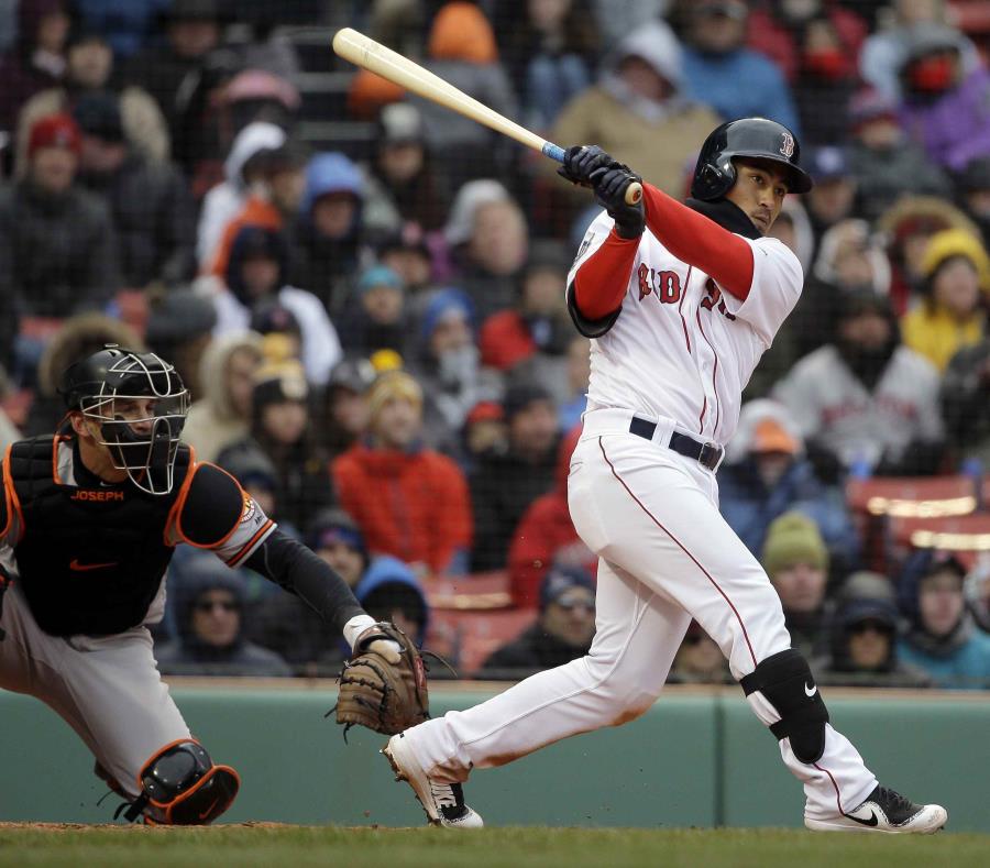 Tzu-Wei Lin (derecha), de los Medias Rojas de Boston, impulsa la carrera de Mitch Moreland en la sexta entrada del partido contra los Orioles de Baltimore celebrado en el Fenway Park de Boston. (semisquare-x3)