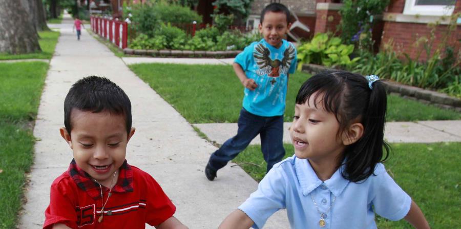 Varios niños hispanos juegan a las afueras de su casa en Illinois. (EFE) (horizontal-x3)