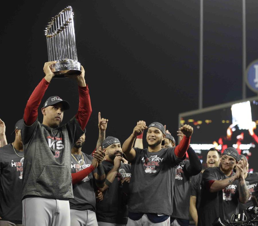 El dirigente cagueño Alex Cora alza el trofeo de campeonato de la Serie Mundial luego que los Medias Rojas eliminaron a los Dodgers de Los Ángeles. (AP / Jae C. Hong) (semisquare-x3)