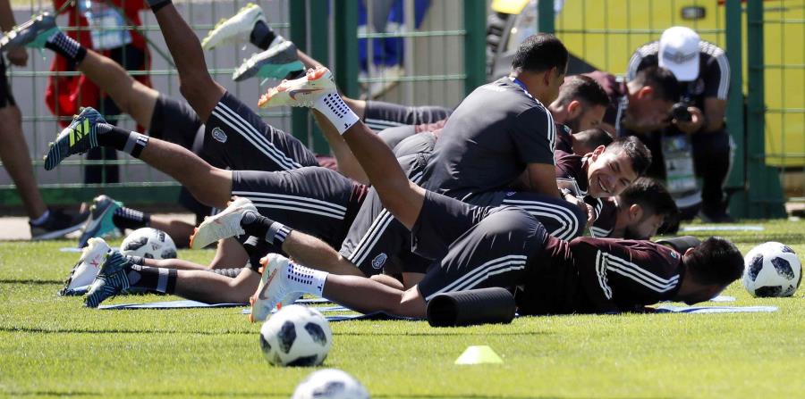 Los jugadores del Tri calientan antes de una sesión de entrenamiento en Moscú. (EFE) (horizontal-x3)