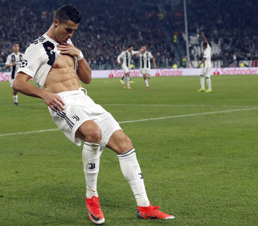 Cristiano Ronaldo muestra sus abdominales después de anotar un gol contra el Man U. (AP) (semisquare-x3)