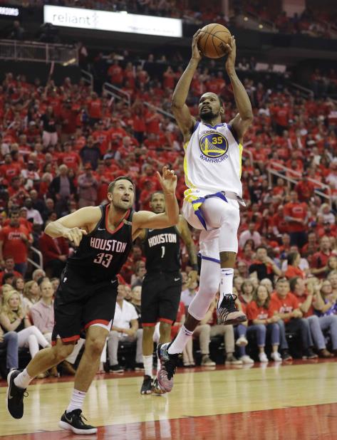 Kevin Durant, con el balón, fue el jugador ofensivo principal de los Warriors de Golden State durante casi todo el desafío contra los Rockets de Houston. (AP / David Phillip) (vertical-x1)