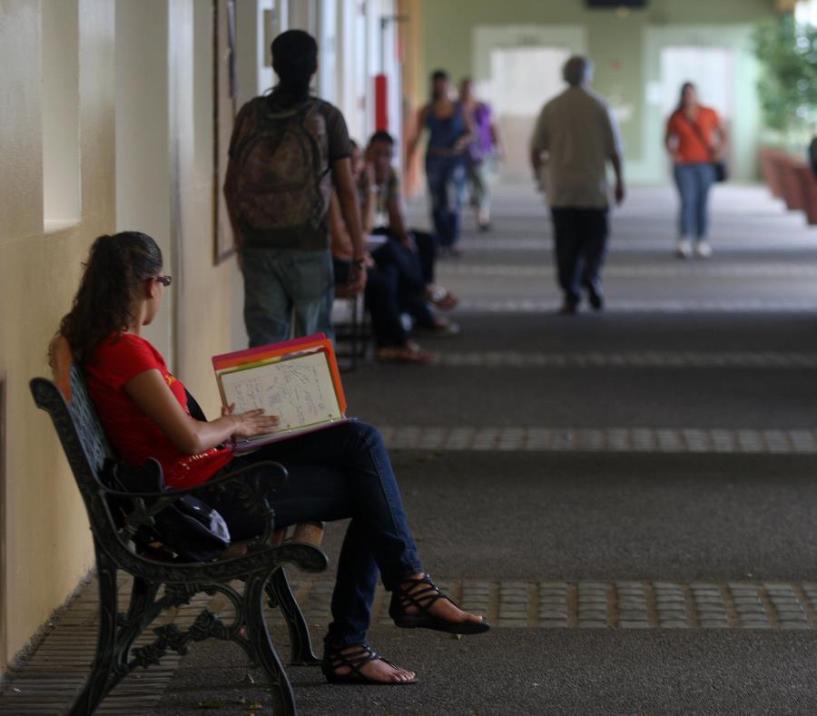 El plan fiscal que confeccionó la JSF proyecta que la matrícula estudiantil de la UPR bajará de 57,820 estudiantes a 51,182 en cinco años. (GFR Media) (semisquare-x3)