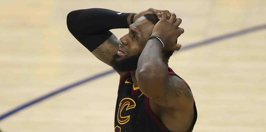 LeBron James, de los Cavaliers de Cleveland, lleva las manos a su cabeza mientras miraba que el marcador le daba la victoria a los Warrrios de Golden State. (AP) (horizontal-x3)