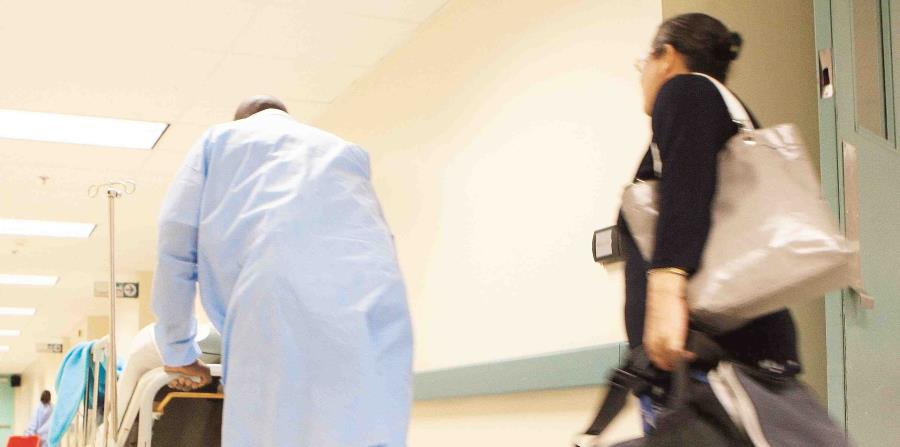 Un enfermero transporta a un paciente por los pasillos de un hospital. (GFR Media) (horizontal-x3)