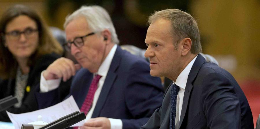 El presidente del Consejo Europeo, Donald Tusk (derecha), habla junto al presidente de la Comisión Europea, Jean-Claude Juncker, durante una reunión con el primer ministro de China, Li Keqiang (no fotografiado), en el Gran Salón del Pueblo, en Beijing, Ch (horizontal-x3)