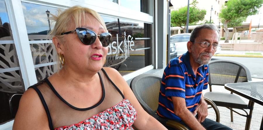 Vilma Guzmán, sentada junto a Héctor Escalante, dijo que se disfrutó la final de las Grandes Ligas por la presencia de Alex Cora. (horizontal-x3)