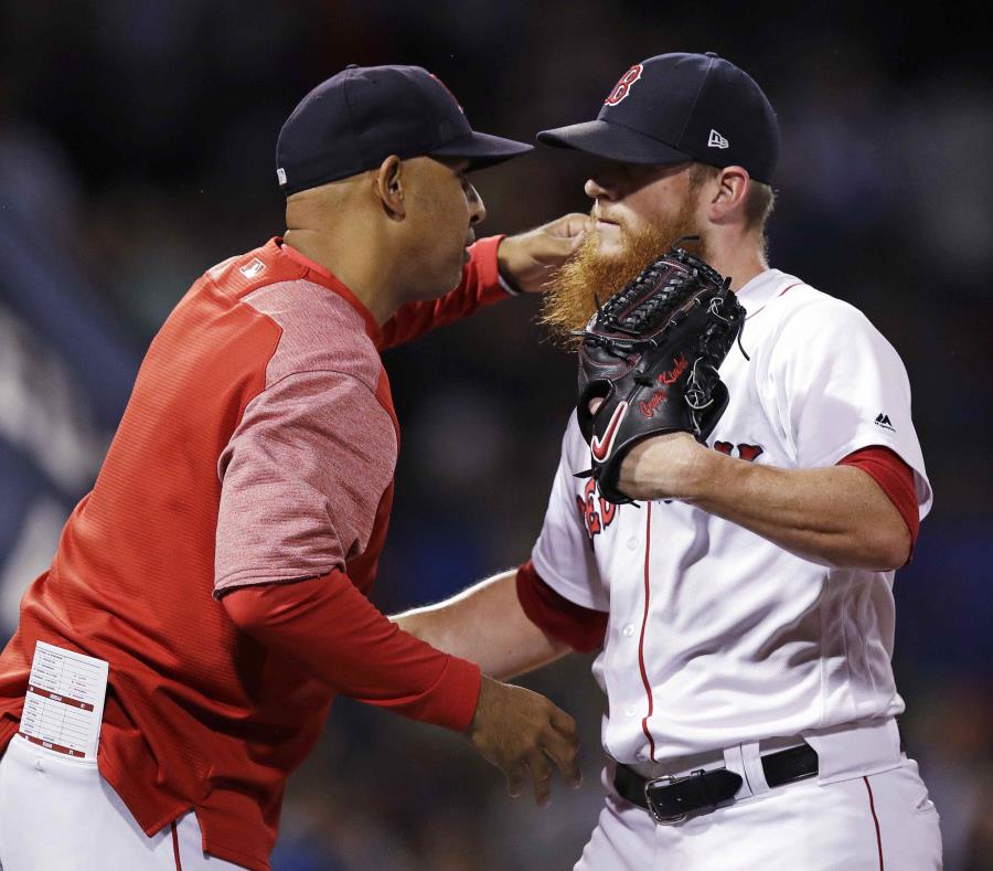 El dirigente Alex Cora felicita al cerrador Craig Kimbrel luego del triunfo número 100 en la temporada