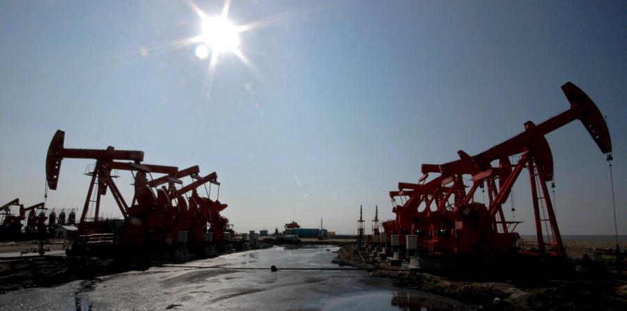 Vista general del campo de extracción de petróleo en Liaohe, una filial de PetroChina, en Panjin, en la provincia del noroeste chino de Liaoning (horizontal-x3)
