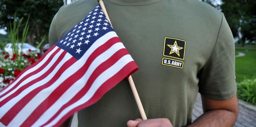 Un milita sostiene una bandera de Estados Unidos. (AP) (horizontal-x3)