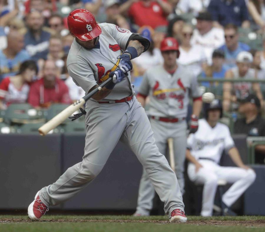 El receptor boricua Yadier Molina consume un turno ofensivo en el partido contra los Cerveceros de Milwaukee. (AP / Morry Gash) (semisquare-x3)