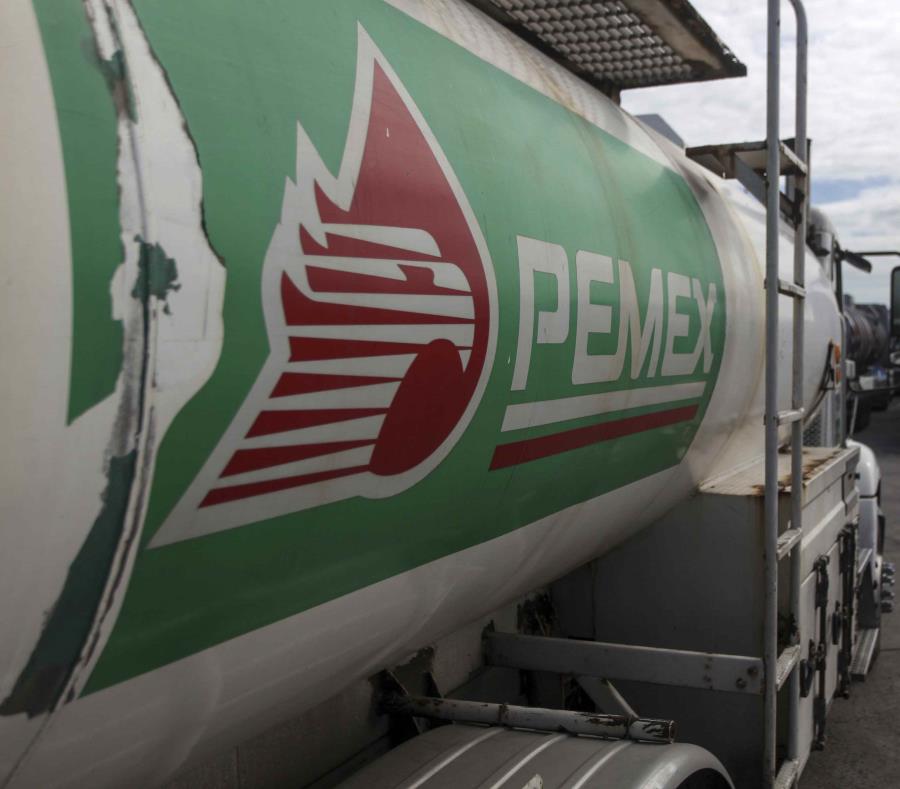 Un camión cisterna espera en la terminal de llenado de Petróleos Mexicanos (Pemex), la petrolera estatal, en el puerto de Veracruz, México, el 30 de diciembre de 2018. (AP /Felix Marquez) (semisquare-x3)