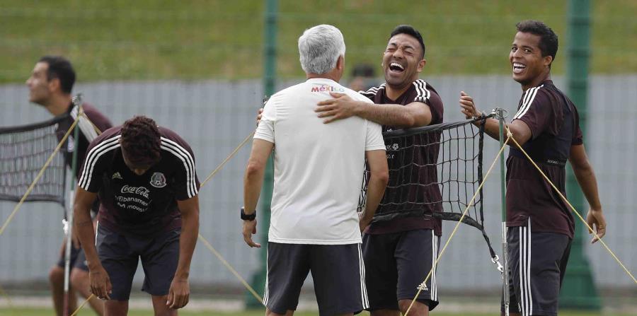 Unos jugadores de México sonríen durante el entrenamiento del equipo. (AP) (horizontal-x3)