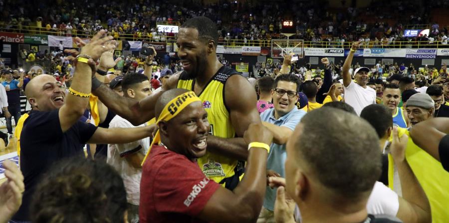 Jugadores de los Capitanes de Arecibo celebran con su fanaticada luego de clasificar a la serie final del BSN. (horizontal-x3)