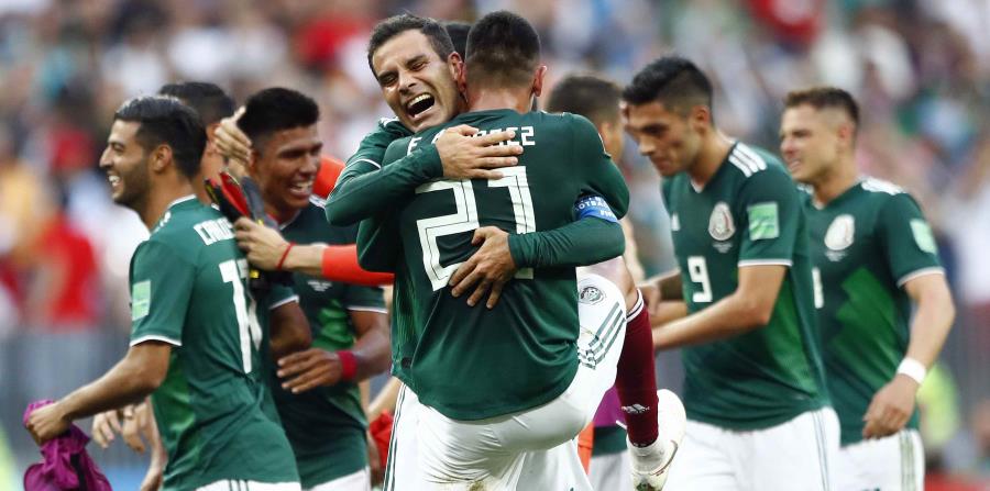 Los jugadores de la selección de México festejan tras la victoria 1-0 ante Alemania (horizontal-x3)