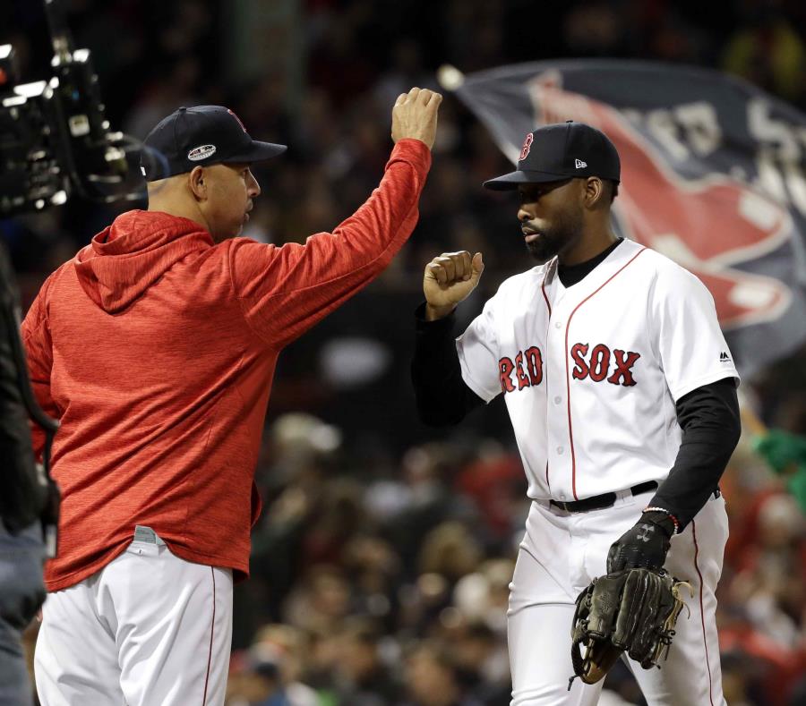 El dirigente cagüeño de los Medias Rojas de Boston, Alex Cora (izq.), felicita al jardinero central Jackie Bradley Jr. al finalizar el choque en el que vencieron a los Astros de Houston. (AP / David J. Phillip) (semisquare-x3)