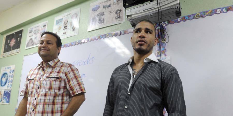 El alcalde de Caguas, William Miranda Torres, visita a una escuela junto al boxeador Miguel Cotto. (GFR Media) (horizontal-x3)