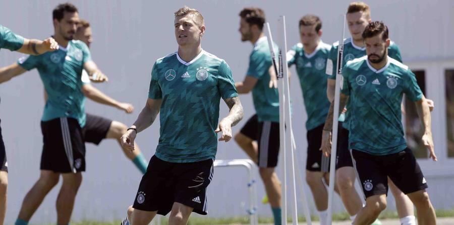 Toni Kroos entrena junto a sus compañeros del equipo alemán. (AP) (horizontal-x3)