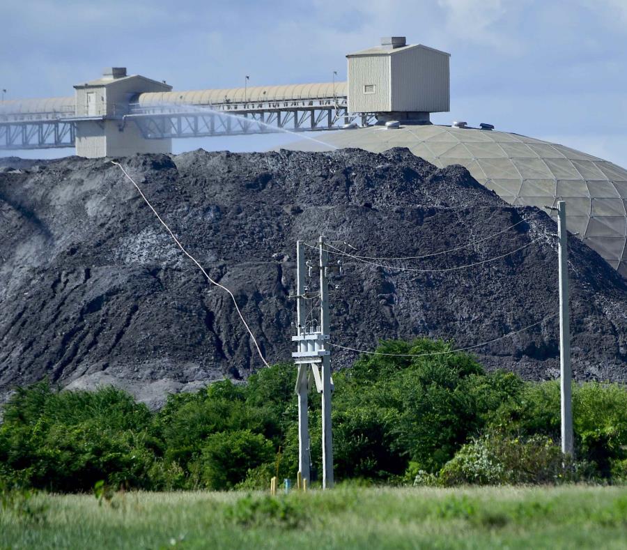 En la foto la montaña de Agremax (cenizas humedecida) dentro de las facilidades de AES. (GFR Media) (semisquare-x3)
