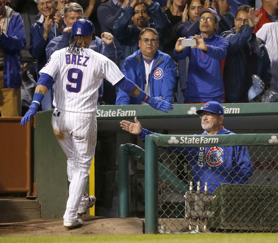 El puertorriqueño Javier Báez saluda a su dirigente Joe Maddon tras conectar su vigesimosegundo jonrón de la temporada, uno de cuatro hits que disparó ayer en la victoria de los Cachorros. (semisquare-x3)