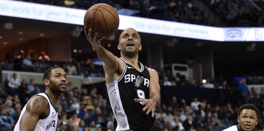 Tony Parker (9) dispara entre el alero de Memphis Grizzlies Myke Henry (4) y el guardia Ben McLemore (23) durante la segunda mitad de un partido de baloncesto de la NBA, en Memphis, Tennessee. (Archivo / AP) (horizontal-x3)