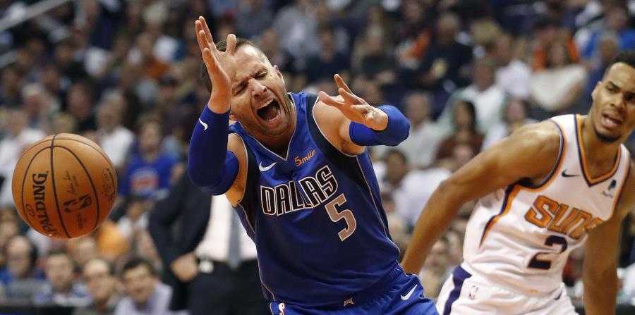 José Juan Barea está promediando 8.3 asistencias en los primeros tres juegos con Dallas. (AP) (horizontal-x3)