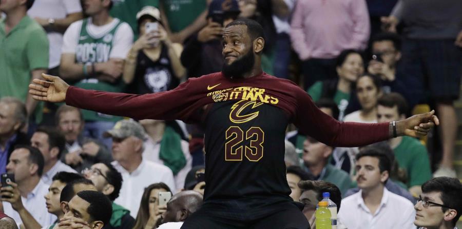 LeBron James, de los Cavaliers de Cleveland, gesticula mientras se encontraba en el área de los banquillos en el juego de anoche ante los Celtics de Boston. (horizontal-x3)