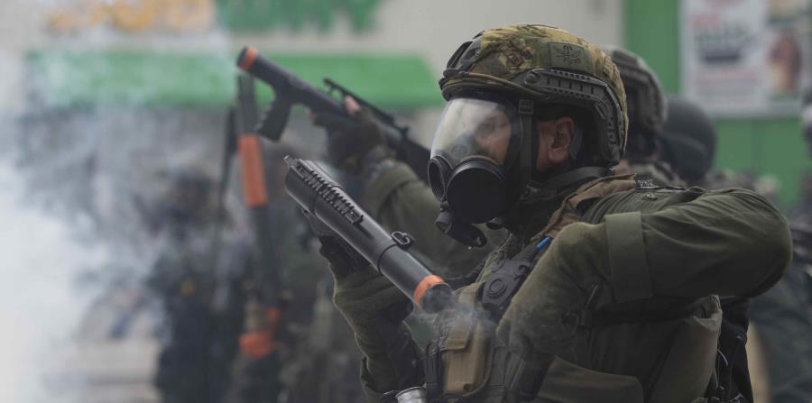 Un oficial de la unidad de SWAT durante las manifestaciones del paro nacional (horizontal-x3)