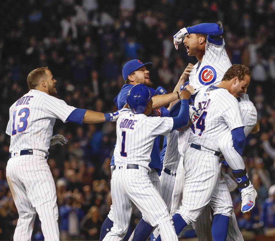 Albert Almora Jr. es el elevado por sus compañeros mientras celebra su jonrón en la décima entrada. (AP) (semisquare-x3)
