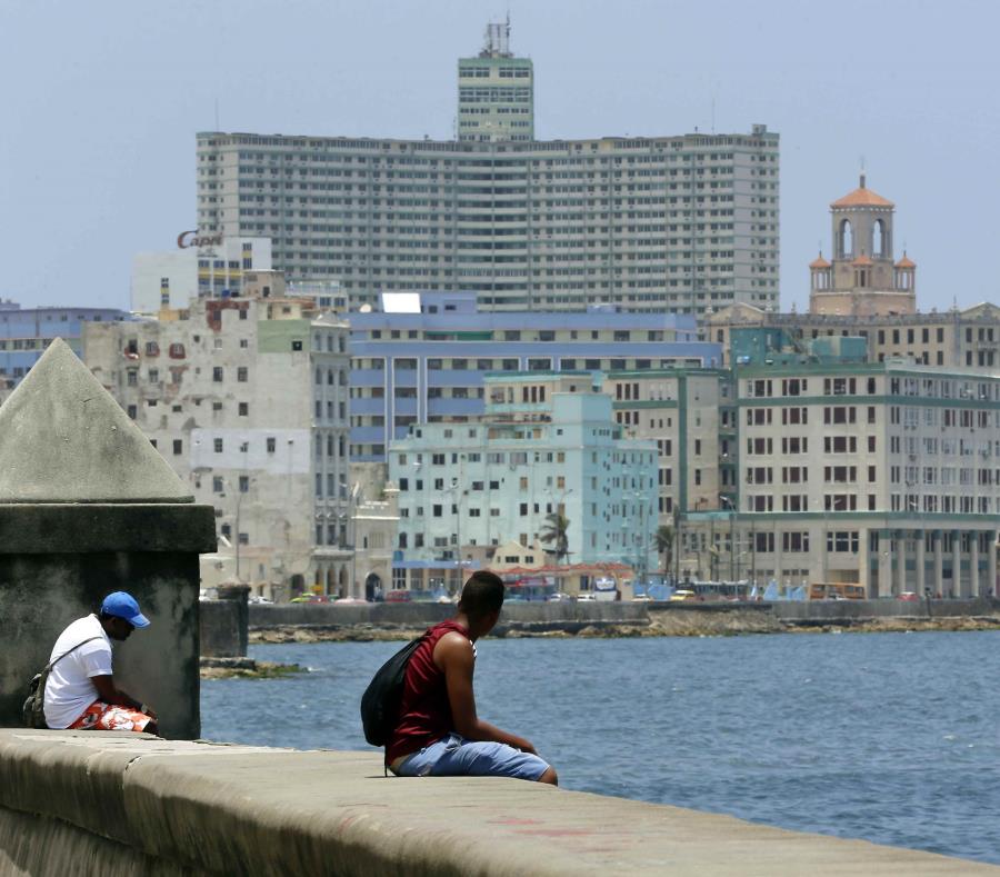 Dos hombres observan la vista mientras descansan sentados en el Malecón de La Habana. (GFR Media) (semisquare-x3)