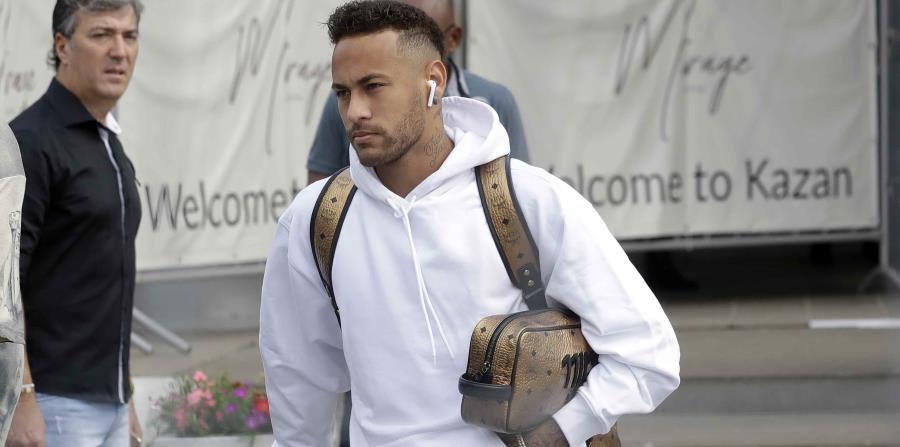 Neymar deja el hotel para abordar un autobús en su camino hacia el aeropuerto Aeropuerto de Kazan, Rusia. (AP) (horizontal-x3)