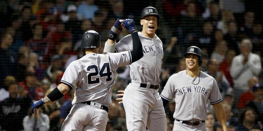 Gary Sánchez, a la izquierda, celebra la victoria de su equipo con Aaron Judge y Giancarlo Stanton (horizontal-x3)
