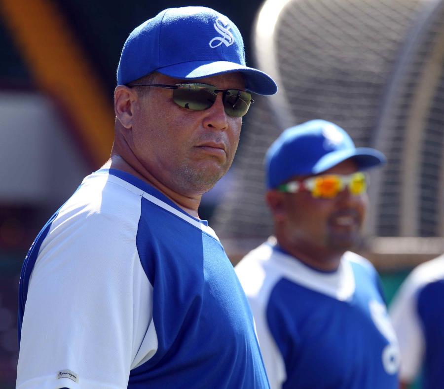 El veterano entrenador y exjugador Carmelo Martínez (en primer plano) reemplazará a Jesús ‘Motorita’ Feliciano, quien no recibió nuevo contrato de parte del municipio de Carolina. (semisquare-x3)