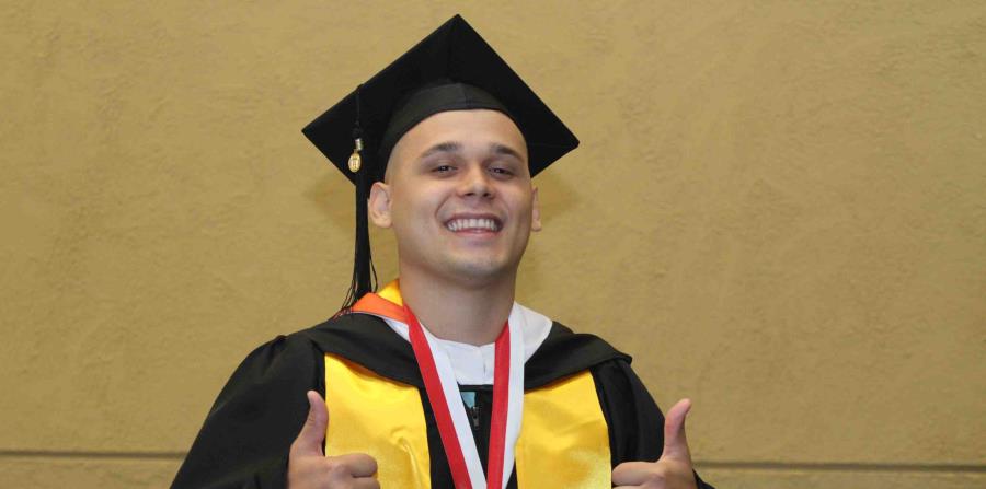 Ricardo Bermúdez, becado por la Fundación Corazón Guerrero, se acaba de graduar del programa de Trabajo Social en la Universidad del Turabo, en Ponce. (Suministrada) (horizontal-x3)