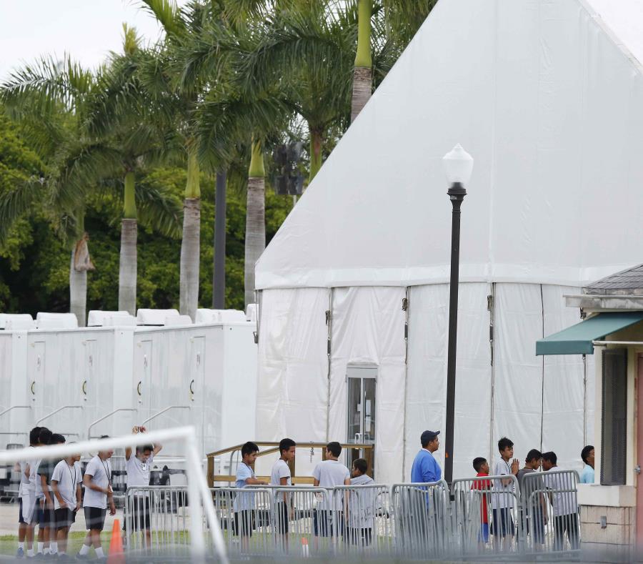En esta imagen de archivo, tomada el 20 de junio de 2018, niños migrantes caminan en fila en el exterior del albergue temporal para menores no acompañados Homestead, en Homestead, Florida. (AP) (semisquare-x3)
