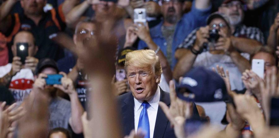 El presidente estadounidense Donald Trump arriba a un acto en la Mohegan Sun Arena en Wilkes Barre, Pennsylvania (horizontal-x3)