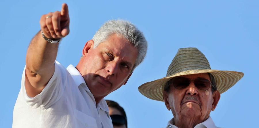 A la derecha, el presidente de Cuba, Raúl Castro, junto al primer vicepresidente, Miguel Díaz-Canel. (EFE / Alejandro Ernesto) (horizontal-x3)