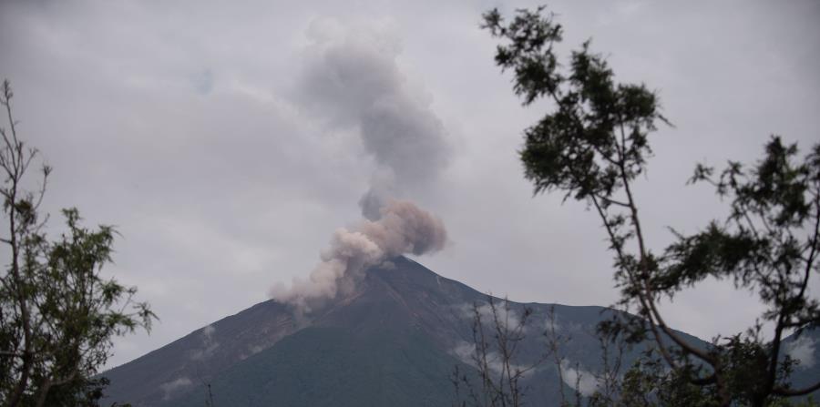 El volcán de Fuego , en Guatemala, lanza una fumarola (horizontal-x3)